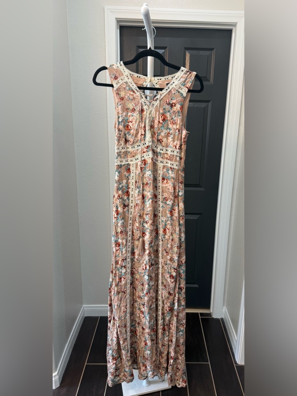 Lulu's Floral lace -Trim Maxi Dress in Blush and Teal - Picture 2 of 9